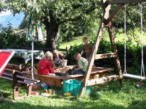 Spiel und Spaß - unser Spielplatz mit Gartenhäuschen, Tischfußballtisch und Tischtennistisch lassen Kinderherzen höher schlagen.