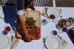 Wir verwöhnen Sie gerne - genießen Sie unsere gemischte Platte mit herzhaften Bauernhofprodukten.