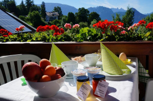 Frühstücken Sie auf dem Balkon und starten Sie gestärkt in den Tag.