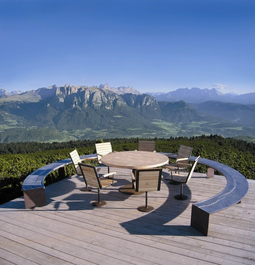 RUNDER TISCH
Auf in die Berge, rauf aufs Rittner Horn. Erlebe die frische Bergluft, tanke Energien, gönn dir ein Gipfelbad.
Wer sich schon für einen Urlaub am Ritten entschieden hat, ist bereits gesegnet frische Luft zu atmen. Umso mehr in luftigen